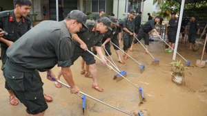 The Government issues a Resolution on solutions to overcome the consequences of natural disasters and restore production in localities in the Central region. (Photo: VGP)