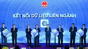 National Assembly Chairman Tran Thanh Man and delegates launch the official version of the National Law Portal. (Photo: DUY LINH)