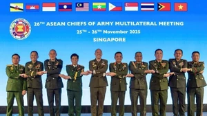 Sen. Lieut. Gen. Nguyen Van Nghia (fourth, from left), Deputy Chief of the General Staff of the Viet Nam People's Army, and other officials at the 26th ASEAN Chiefs of Army Multilateral Meeting in Singapore. (Photo published by VNA)