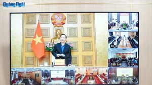 Deputy Prime Minister Tran Hong Ha speaks at the online meeting with leaders of provinces and cities regarding emergency response efforts to the 15th storm. (Photo: VNA)