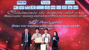 The first prize is awarded to Nguyen Vu Linh and Trinh Duc Anh from the Foreign Trade University for their piece “La Silhouette du Son: du sensible à l’humain” (The shape of sound: from sensibility to humanity). (Photo: VNA)