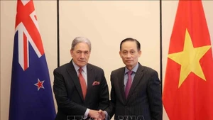 Vietnamese Minister of Foreign Affairs Le Hoai Trung (R) and his New Zealand counterpart Winston Peters (Photo: VNA)