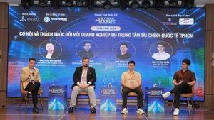 Experts participate in the discussion on opportunities and challenges for businesses at the Ho Chi Minh City International Financial Centre.