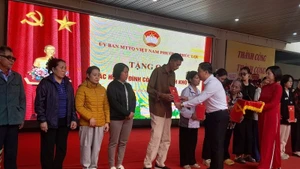 Leaders of Phuc Loi Ward Party Committee present gifts to near-poor households in the area. (Photo: NDO)