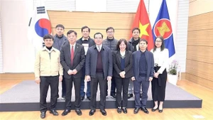 The VGCL delegation and officials of the Vietnamese Embassy in the RoK in a group photo. (Photo: VNA)