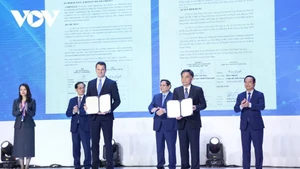 Prime Minister Pham Minh Chinh and Deputy Prime Minister Bui Thanh Son witness the signing of a joint statement on cooperation to advance smart manufacturing between Ho Chi Minh City and the WEF. (Photo: VOV)