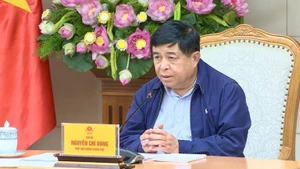 Deputy Prime Minister Nguyen Chi Dung chaired a meeting on the Program for developing strategic technology products with priority to be deployed immediately in 2025. (Photo: VGP)