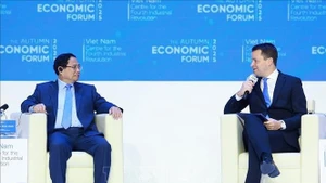 PM Pham Minh Chinh (L) and WEF Managing Director Stephan Mergenthaler (Photo: VNA)