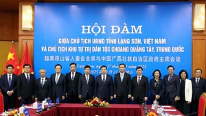 Delegates at the talks between Deputy Secretary of the Party Committee and Chairman of the People’s Committee of northern Lang Son province Nguyen Canh Toan and Wei Tao, Deputy Secretary of the Party Committee and Chairman of the Guangxi Zhuang Autonomous Region (China) (Photo: VNA)