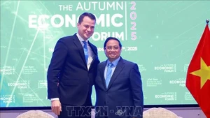 Prime Minister Pham Minh Chinh (R) meets with Managing Director of the World Economic Forum (WEF) Stephan Mergenthaler (Photo: VNA)