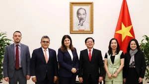 Deputy Prime Minister Ho Quoc Dung (third, right), Palestinian Minister of Foreign Affairs and Expatriates Varsen Aghabekian Shahin (third, left), and officials of the two countries (Photo: VNA)