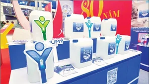 DEF - Phu My Xanh products are displayed at the National Achievement Exhibition. (Photo: TL)