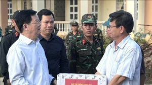Deputy Prime Minister Mai Van Chinh presents gifts to a school damaged by the storm. (Photo: VNA)