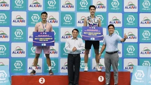 The Organising Committee awards Gold and Silver Medals in the men’s singles.