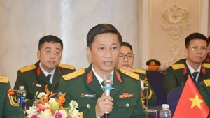 Senior Lieutenant Colonel Nguyen Quang Huy, head of the Youth Department under the VPA's General Department of Politics, speaks at the exchange. (Photo: qdnd.vn)