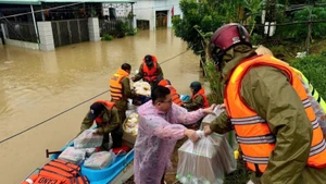 Da Nang provides emergency support people overcome consequences of natural disasters and floods.