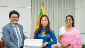 Sri Lankan Minister of Environment and Chairman of the Sri Lanka–Vietnam Parliamentary Friendship Group Dr Dammika Patabendi (left) presents a souvenir to Vietnamese Ambassador to Sri Lanka Trinh Thi Tam (centre). (Photo: VNA)