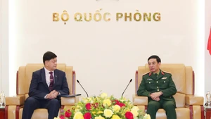 Minister of National Defence General Phan Van Giang hosts a reception for Philippine Undersecretary of National Defence Irineo C. Espino. (Photo: VNA)