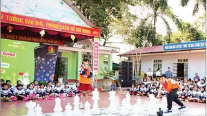 Students of Na Sang Primary School (Na Sang Commune, Dien Bien Province) enthusiastically experience the chess game right in the school yard. (Photo provided by the Central Council of Young Pioneers)