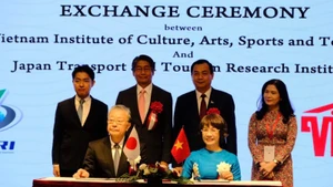 The Viet Nam Institute of Culture, Arts, Sports and Tourism and the Japan Transport and Tourism Research Institute held a signing ceremony for a Memorandum of Understanding on research and expert exchange.