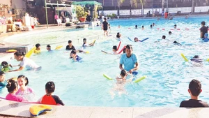 Rural areas need more facility investment to provide children with drowning prevention skills. (Photo: NDO/Phung Dung)
