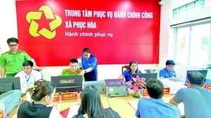Staff of the Phuc Hoa Commune Public Administration Service Centre, Cao Bang Province, support people in carrying out administrative procedures. (Photo: TUYET TRINH)