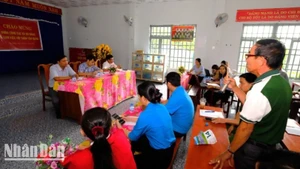 Leaders of Bu Dang commune (Dong Nai province) visits village 1 to meet and listen to people’s opinions
