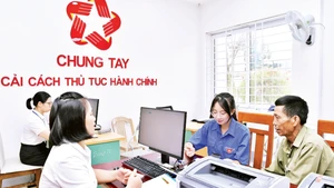 Youth Union members and volunteers from localities support people at the Public Administration Service Centre of Bat Xat Commune (Lao Cai).