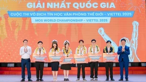 The organising committee award the first national prizes to 6 outstanding contestants this year.
