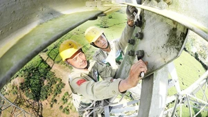 Workers of the Northwest Power Transmission Company inspect and repair the 500kV Son La-Hiep Hoa line in Phu Tho Province. (Illustrative image: DUC ANH)