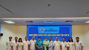 The Hue Central Hospital discharges and congratulates the patient on his successful heart transplant on August 4. (Photo: VNA)