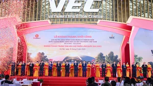 Party General Secretary To Lam, Prime Minister Pham Minh Chinh and delegates perform the ribbon-cutting ceremony and groundbreaking and inauguration ceremony for key projects and works at the National Exposition Centre in Dong Anh, Ha Noi.