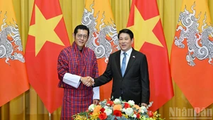 State President Luong Cuong (R) shakes hands with Bhutanese King Jigme Khesar Namgyel Wangchuck. 
