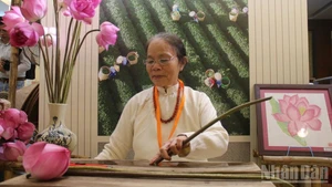 Artisan Phan Thi Thuan with the desire for people to live happily with traditional occupations. (Photo: Thanh Hau)