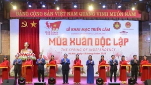 Nguyen Trong Nghia, Politburo member, Secretary of the Party Central Committee (PCC), Head of the PCC’s Communications and Mass Mobilisation Commission, cut the ribbon to the exhibition.