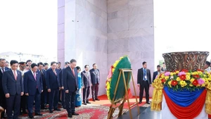 Party General Secretary To Lam and the high-level Vietnamese delegation lay wreaths at the Independence Monument. (Photo: VNA)