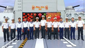 The judging panel takes a commemorative photo with the team from Ship 012.