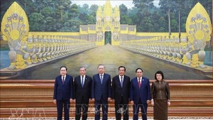 From left: Samdech Techo Hun Sen (4th), President of the Senate and Acting Head of State of Cambodia, welcomes Vietnamese Party General Secretary To Lam (3rd) and the high-level Vietnamese delegation to the state banquet. (Photo: VNA)