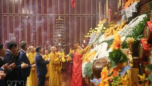 Officials and Buddhist monks and nuns offer incense at the opening ceremony of the Yen Tu Spring Festival 2026 on February 26. (Photo: VNA)