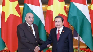 National Assembly Chairman Tran Thanh Man (Right) and Speaker of the Jordanian House of Representatives Mazen Turki El Qadi. (Photo: VNA)