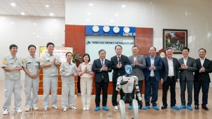 Chairman of the Ha Noi People’s Committee Vu Dai Thang (6th from left) visits Samsung Viet Nam R&D centre in the Tay Ho Tay urban area, Xuan Dinh ward, on February 25. (Photo: VNA)
