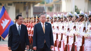 Party General Secretary To Lam (right) and Samdech Techo Hun Sen review the guard of honour mounted by the Royal Cambodian Armed Forces (Photo: VNA)