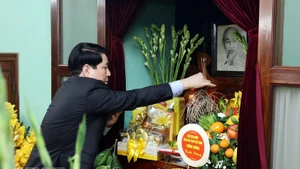 State President Luong Cuong offers incense in tribute to President Ho Chi Minh at House 67 on February 16. (Photo: VNA)