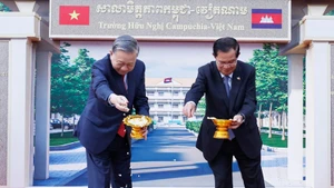 General Secretary of the Communist Party of Viet Nam Central Committee To Lam (L) and President of the Cambodian Senate Hun Sen at the ground-breaking ceremony for the Cambodia – Viet Nam Friendship School in Phnom Penh on February 6. (Photo: VNA)