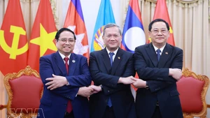 Vietnamese Prime Minister Pham Minh Chinh (first, left), Cambodian PM Hun Manet (middle) and Lao PM Sonexay Siphandone meet in Phnom Penh on February 6. (Photo: VNA)