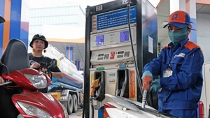 Since the beginning of 2026, domestic fuel prices have undergone nine revisions, with RON 95 and E5RON92 prices rising five times and falling four times. (Photo: VNA)