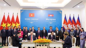 Party General Secretary To Lam and CPP President Hun Sen witness the signing of a cooperation agreement between the Party Committee of the Vietnamese Ministry of Foreign Affairs and the CPP Central Committee’s Commission for External Relations. (Photo: VNA)