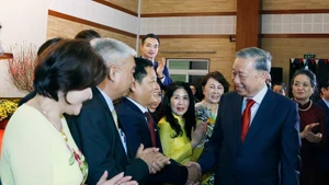 Party General Secretary To Lam meets with officials and staff of the Vietnamese Embassy and representatives of the Vietnamese community in Cambodia on February 6. (Photo: VNA)