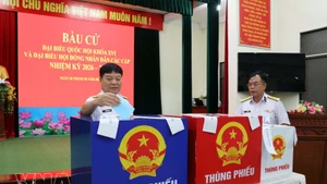Voters cast their ballots at Polling Station No. 1 at the headquarters of Naval Flotilla 129 in Phuoc Thang ward, Ho Chi Minh City, on February 26 morning. (Photo: VNA)