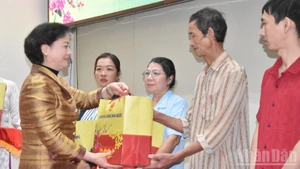 Deputy PM Pham Thi Thanh Tra presents gifts to disadvantaged workers in Dong Thap province.